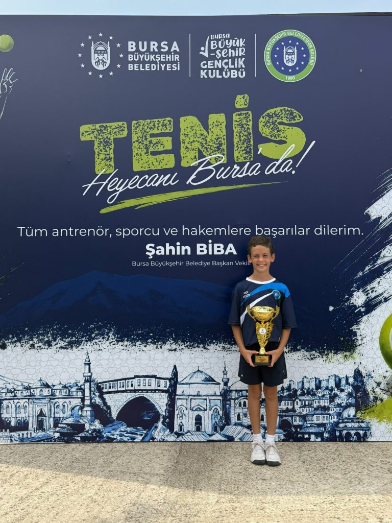 Büyükşehir Belediyespor tenisçileri kupaları topladı