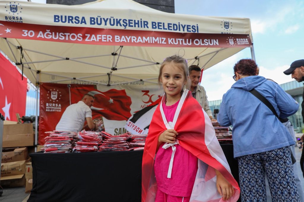 Bursa’da Zafer coşkusu ay yıldız ile taçlandı