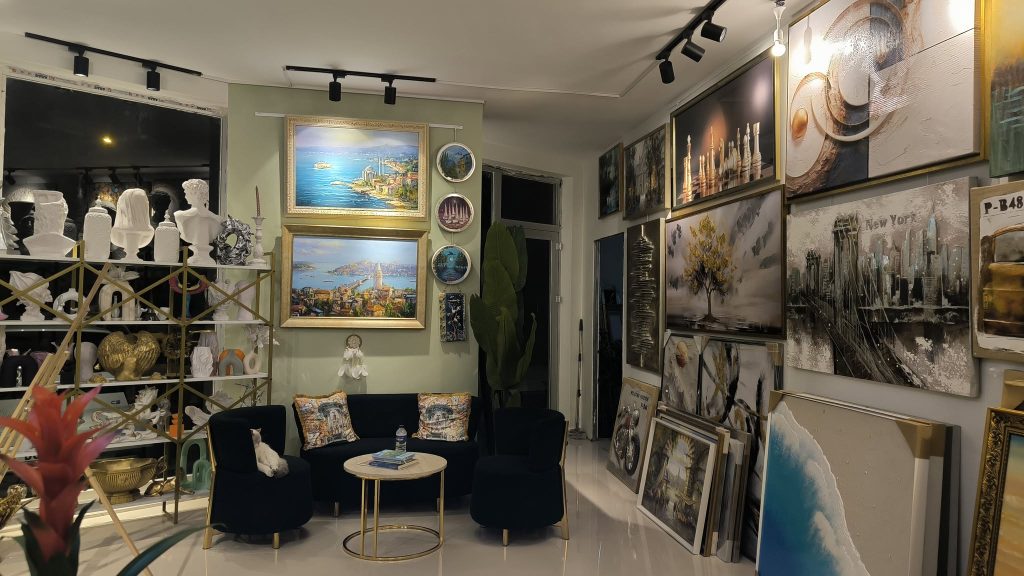 Ressam ve Grafik Sanatçısı Nagehan Çalışkan, Sanat Sarayı ile Bursa’da sanatseverleri farklı bir dünyaya davet ediyor