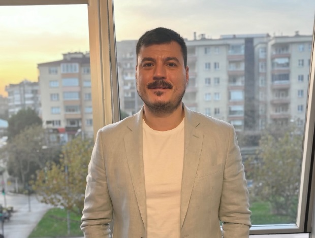CHP Nilüfer İlçe Başkanlığı binasına asılan “Yeni Partiye Üye Ol” afişine tepki