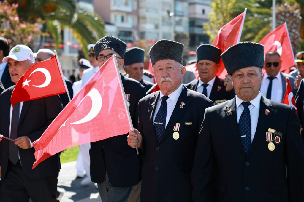 Gemlik’te 19 Eylül Gaziler Günü Kutlandı Gaziler Günü dolayısıyla Gemlik’te düzenlenen programda gaziler ve şehit aileleri bir araya geldi.
