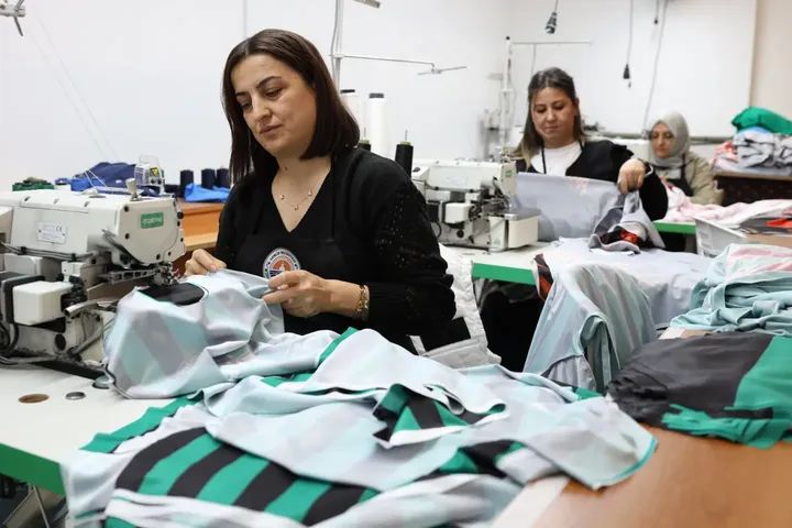 GEMLİK BELEDİYESİ’NDEN AMATÖR SPOR KULÜPLERİNE FORMA DESTEĞİ