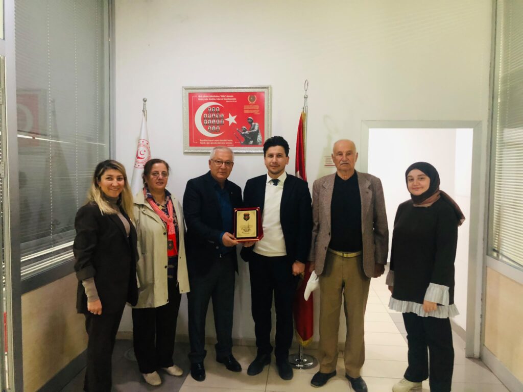 Gemlik’te şehit ve gazi ailelerine yönelik hizmetlere teşekkür plaketi