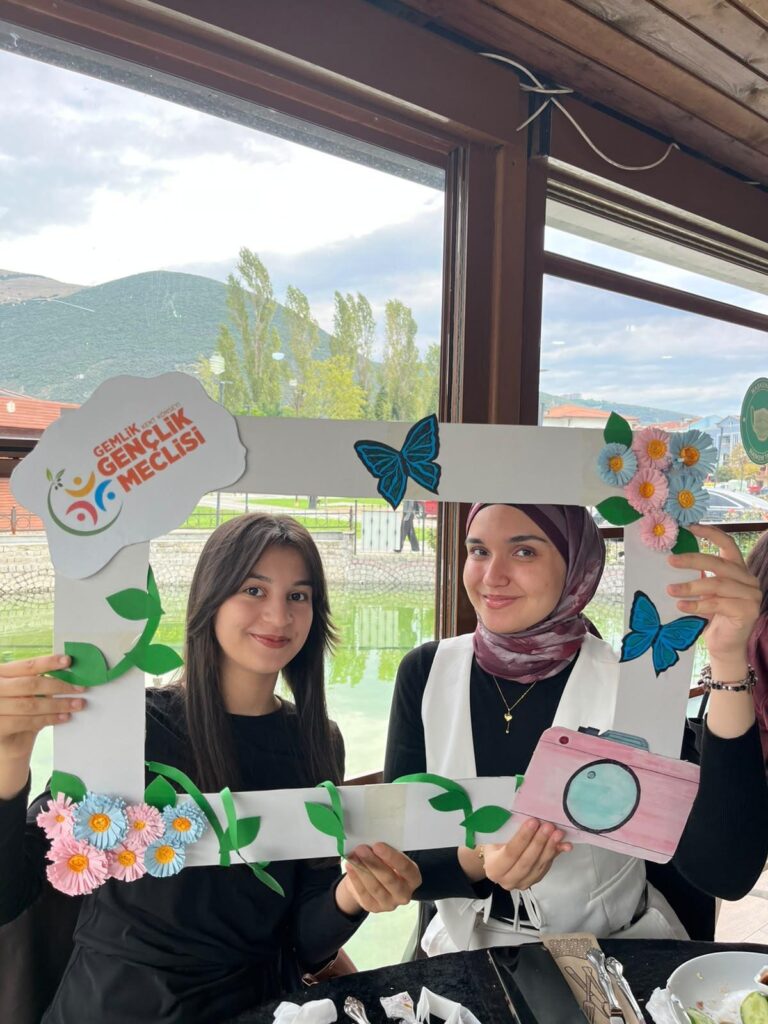 GEMLİK KENT KONSEYİ GENÇLİK MECLİSİ ÜNİVERSİTE ÖĞRENCİLERİYLE KAHVALTIDA BULUŞTU